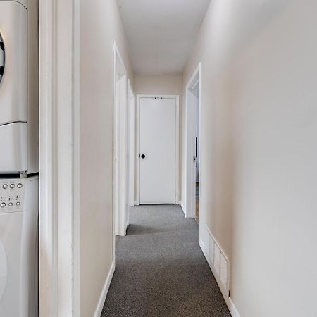 Eglinton West Guest Suite โตรอนโต ภายนอก รูปภาพ