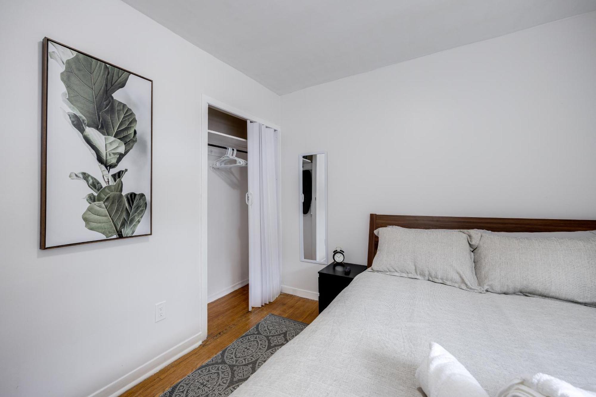Eglinton West Guest Suite โตรอนโต ภายนอก รูปภาพ