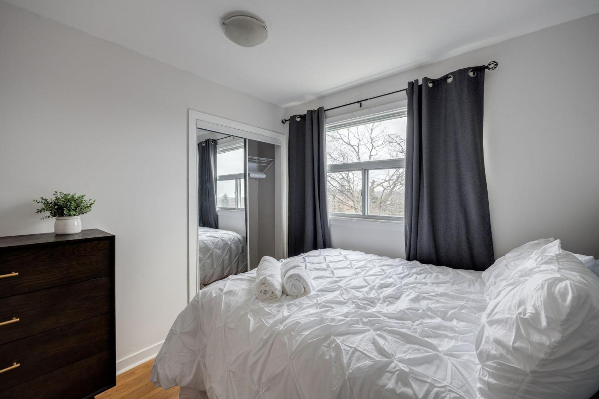 Eglinton West Guest Suite โตรอนโต ภายนอก รูปภาพ