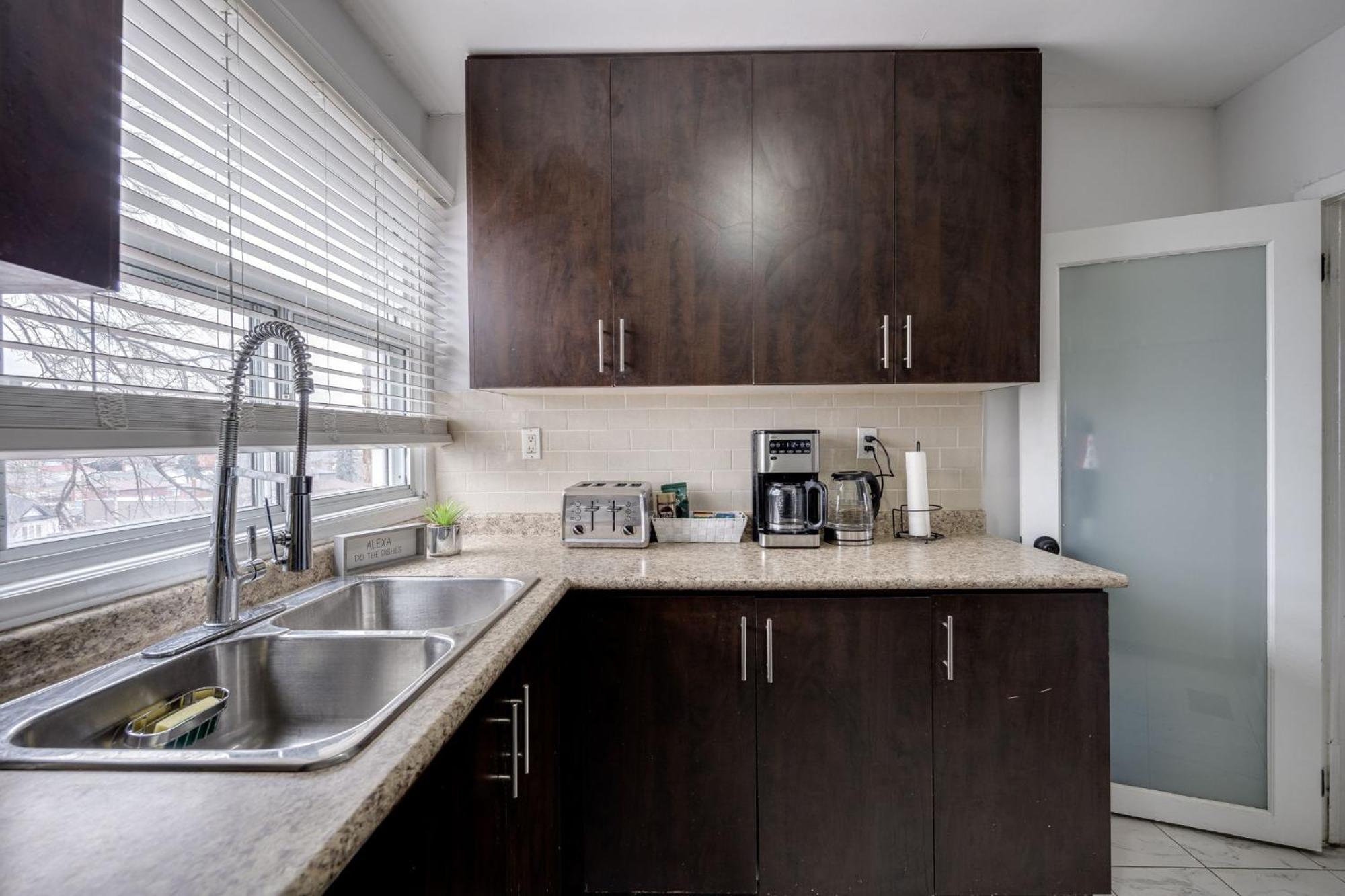 Eglinton West Guest Suite โตรอนโต ภายนอก รูปภาพ