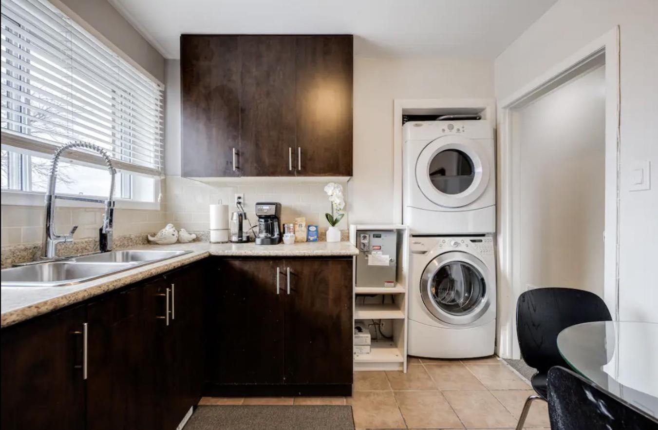 Eglinton West Guest Suite โตรอนโต ภายนอก รูปภาพ